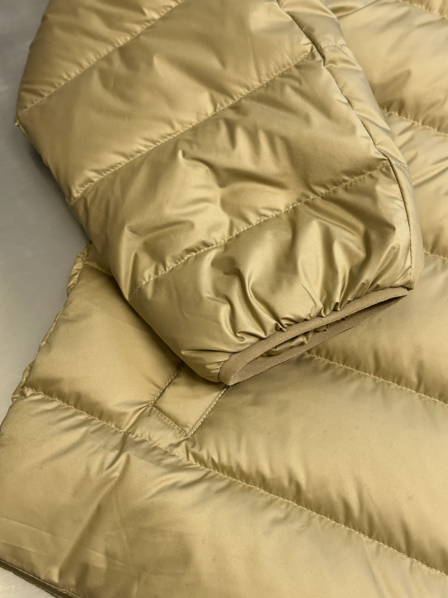 P890 Ralph Lauren lightweight down jacket. The nylon fabric has good windproof and waterproof properties, which can effectively block the intrusion of wind and rain from the outside and keep the inside dry. It is suitable for wearing in humid or rainy environments. The red label on the chest is made with an imported MECLO embroidery machine. The original pattern is scanned first, and then high-quality silk thread is used to make a pattern. The density effect is adjusted by continuous pattern making.  The zipper design is simple and elegant, easy to operate, and the closing design of the cuffs and hem effectively prevents cold wind from invading, improving the warmth and comfort of wearing. It uses 90 white duck down with a weight of 260g to ensure excellent thermal insulation performance. After strict screening and processing, the velvet is not easy to drill, ensuring durability. size: s m l xl